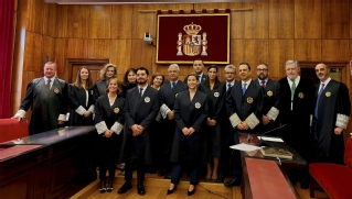 Los dos nuevos jueces, con la Sala de Gobierno del Tribunal, sus madrinas, el Consejero de Hacienda, la Viceconsejera de Justicia y varios magistrados del TSJ de Asturias